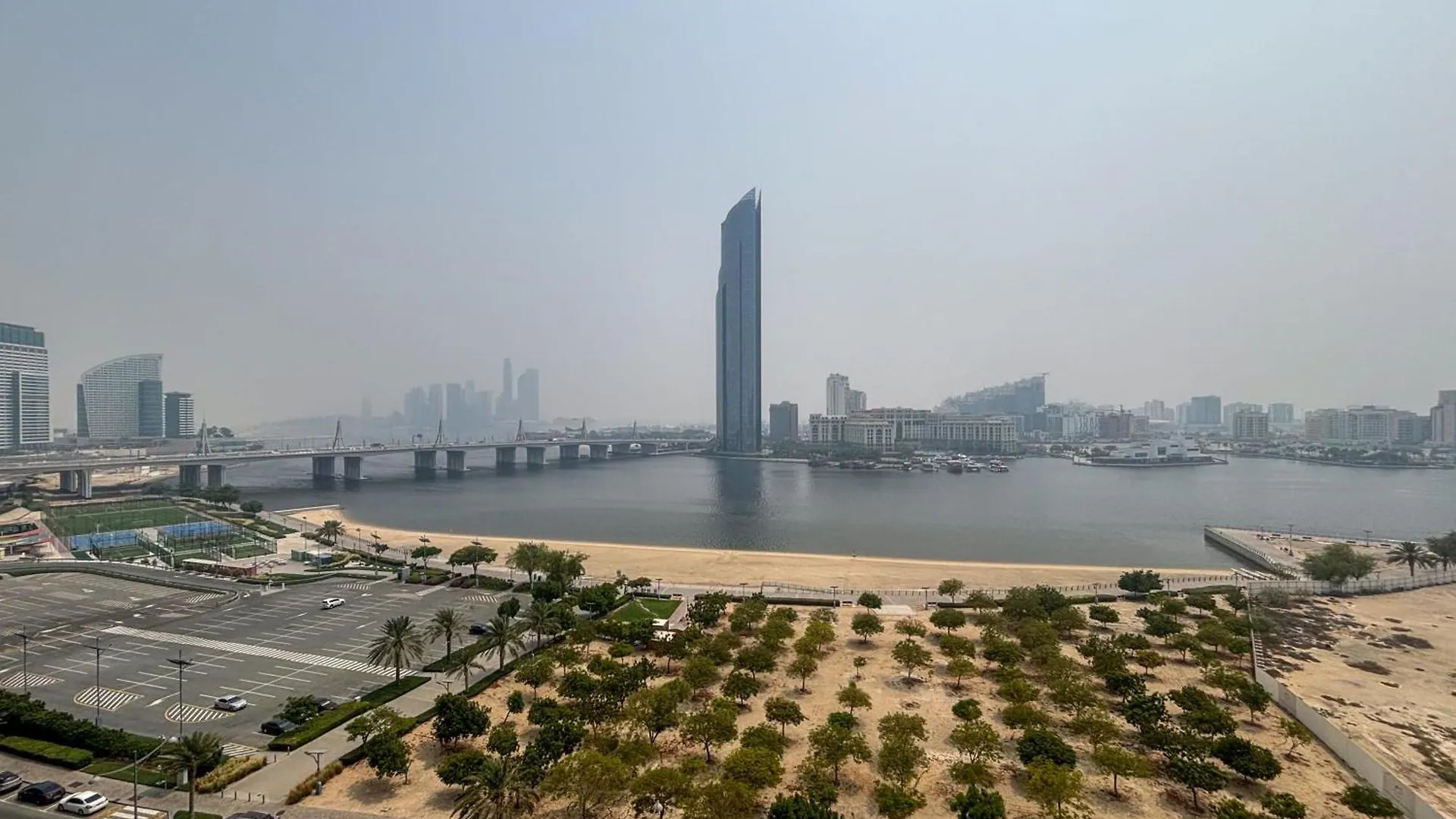 Frank Porter - Marsa Plaza Apartment Dubai
