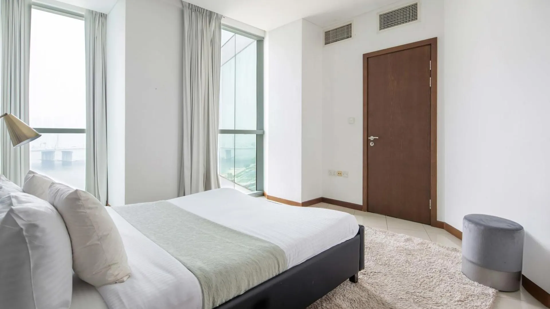 Frank Porter - Marsa Plaza Apartment Dubai