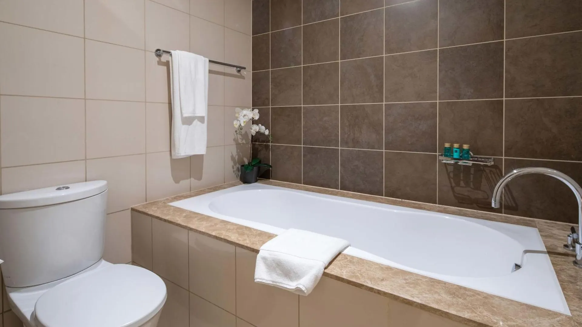 Frank Porter - Marsa Plaza Apartment Dubai