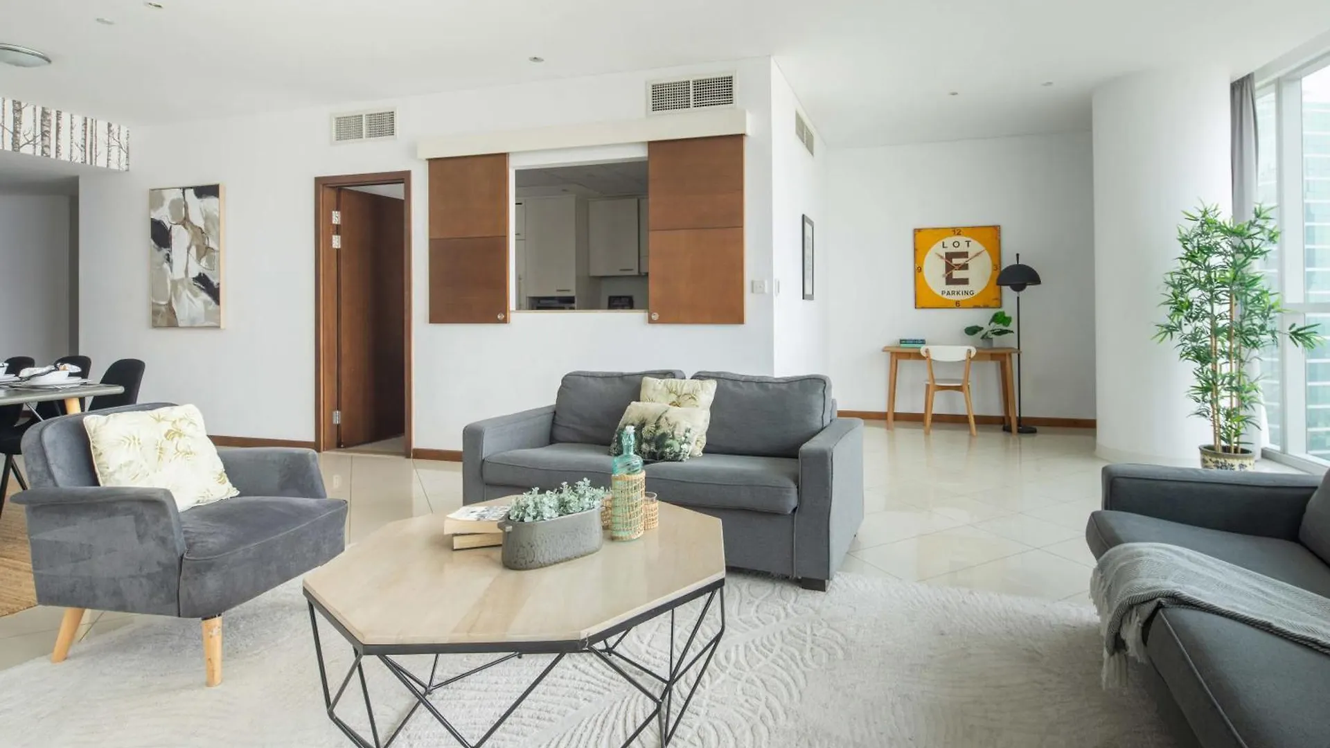 Frank Porter - Marsa Plaza Apartment Dubai