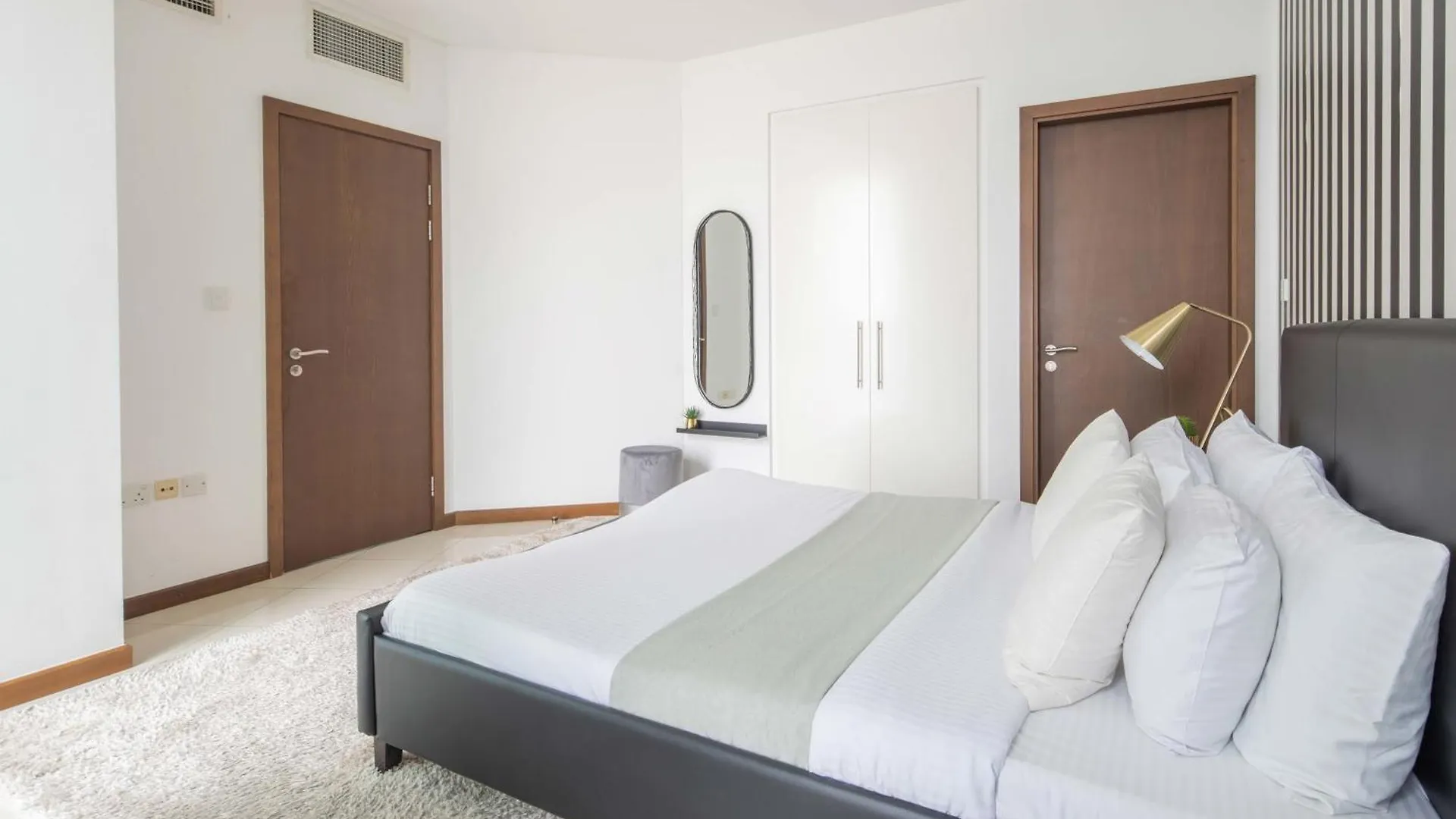 Frank Porter - Marsa Plaza Apartment Dubai United Arab Emirates