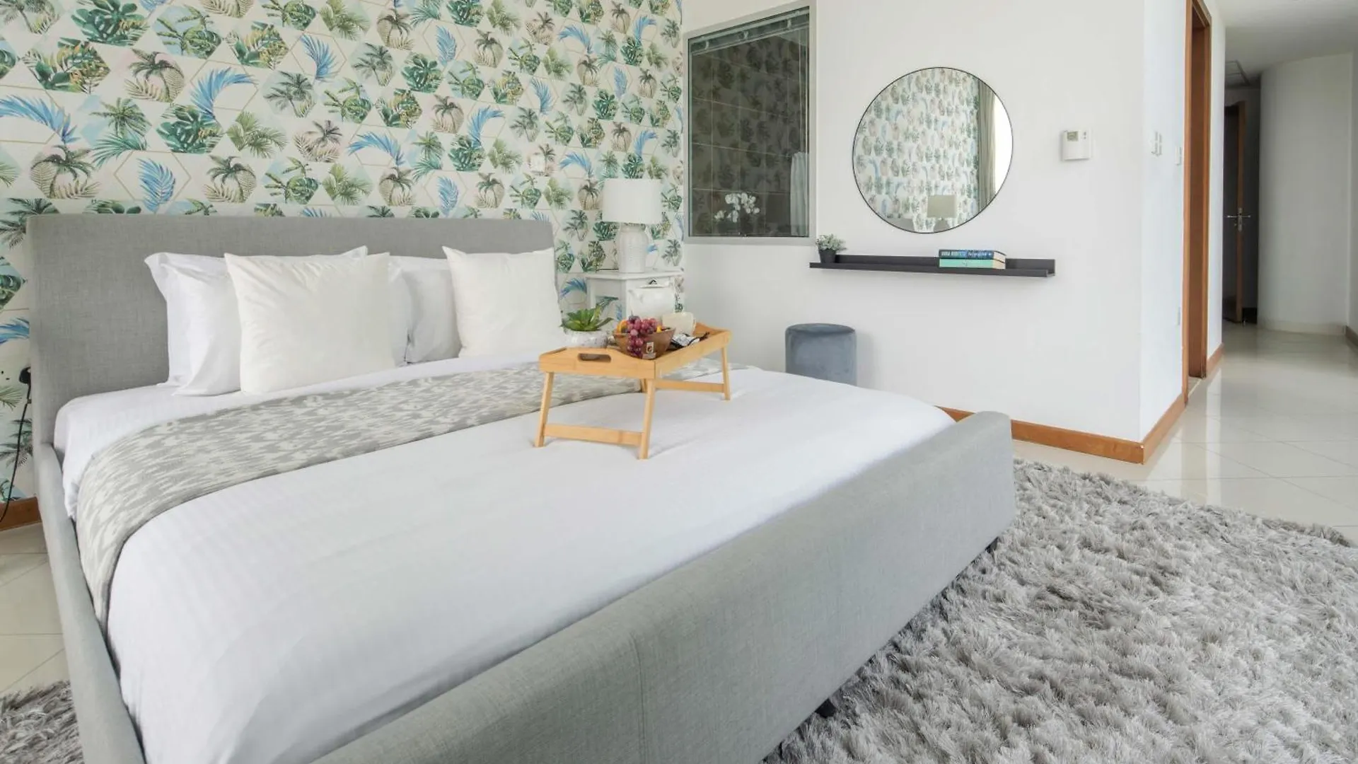 Frank Porter - Marsa Plaza Apartment Dubai